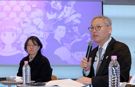 Minister of Culture, Sports and Tourism Yu In-chon speaks during a meeting on the development of the webtoon industry at Art Korea Lab in Jongno District, central Seoul, on Tuesday. [NEWS1]