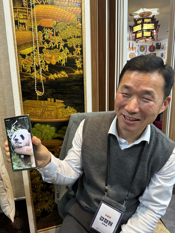Kang shows a picture of Lui Bao as his phone's lock screen background on Tuesday. [YIM SEUNG-HYE]