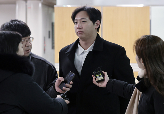 Former Kiwoom Heroes player Lim Hye-dong remains silent as reporters ask him about accusations he blackmailed Korean major leaguers Kim Ha-seong and Ryu Hyun-jin. Lim was questioned by the reporters as he attended his arrest warrant hearing at Seoul Central District Court in southern Seoul on Thursday. [NEWS1] 