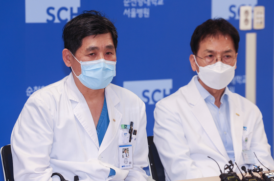 Soon Chun Hyang University Hospital Seoul neurosurgeon Park Sukh-que, on the left, during the press briefing held at the hospital in Yongsan, Seoul, on Thursday. [YONHAP]