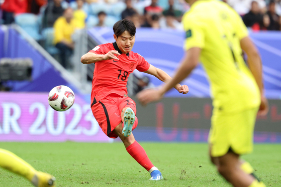 Lee Kang-in scores a free kick in the 83rd minute of an Asian Cup group stage game between Korea and Malaysia at Al Janoub Stadium in Qatar on Thursday.  [NEWS1]