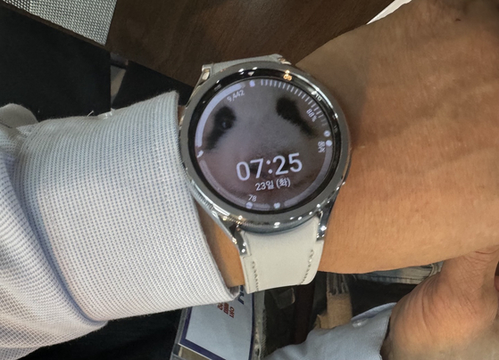 Kang has a picture of Fu Bao on his smartwatch. [YIM SEUNG-HYE] 