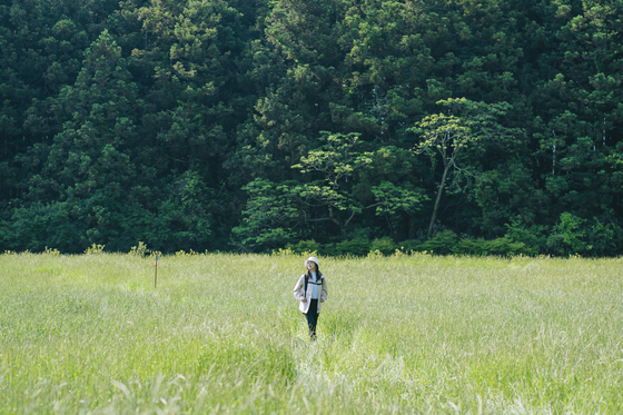 A scene of Sam-dal walking in the Secret Forest in ″Welcome to Samdal-ri.″ [MI, SLL]