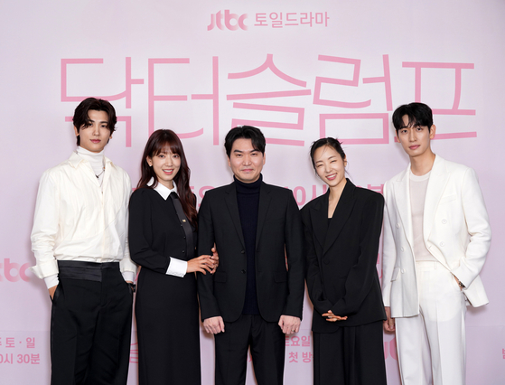 From left, actors Park Hyung-sik, Park Shin-hye, director Oh Hyun-jong, actors Kong Seong-ha and Yoon Bak pose for photos during an online press conference for the JTBC drama ″Doctor Slump″ on Thursday. [JTBC]