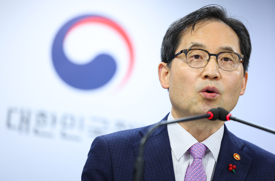 The Fair Trade Commission Chairman Han Ki-jeong speaks to the press about the so-called "Platform Competition Promotion Act" at a briefing held at governmental complex in central Seoul on Dec. 19, 2023. [YONHAP]