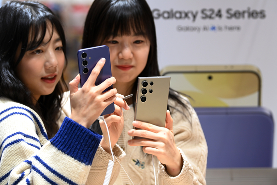 Consumers who preordered their Galaxy S24 series retrieve their phones at KT's Gwanghwamun branch in central Seoul on Friday. [YONHAP]