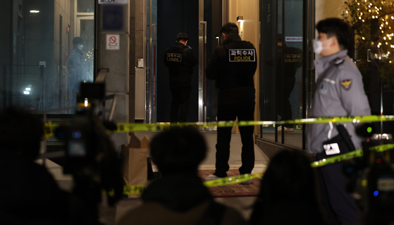 Police forensic team investigates the site where People Power Party lawmaker Bae Hyun-jin was attacked by a 15 year old in Sinsa-dong, Gangnam, on Thursday. [NEWS1]