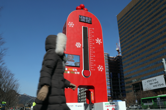 The ″Temperature Tower of Love″ in Gwangwhamun in central Seoul reached 104.6 degrees on Jan. 23. The temperature climbs 1 degree for every 1 percent of the donation target of 434.9 billion won ($340 million) raised as part of a campaign by the Community Chest of Korea. [NEWS1]