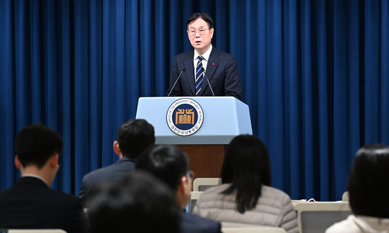 Presidential chief of staff Lee Kwan-sup speaks during a press briefing on a presidential appointment at the Yongsan presidential office on Thursday. [JOINT PRESS CORPS]