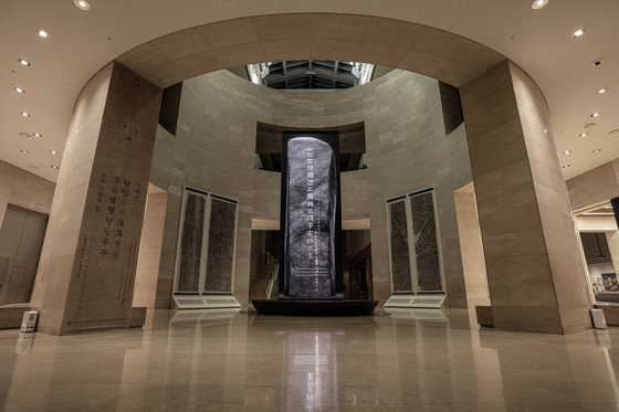 A digitalized version of the Stele of King Gwanggaeto the Great, depicted through an LED media tower spanning 8 meters (26.2 feet) tall and 2.6 meters wide, has now been installed inside the National Museum of Korea in central Seoul. [NATIONAL MUSEUM OF KOREA]