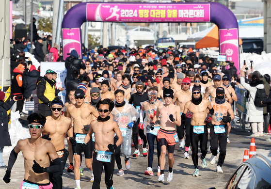 Some 600 runners brave subzero temperatures as the mercury dropped to minus 12 degrees Celsius (10 degrees Fahrenheit) Sunday morning to take part in the annual “naked marathon” at Daegwallyeong Pass in Pyeongchang, Gangwon. There were two routes, a 5-kilometer race and a 10-kilometer race. [NEWS1]