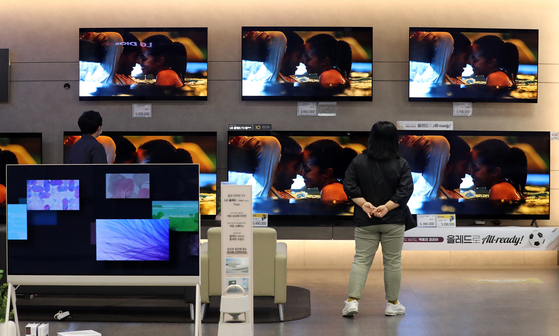 Television screens for sale are on display at a supermarket in Korea. Picture taken Nov. 1, 2022. [NEWS1]