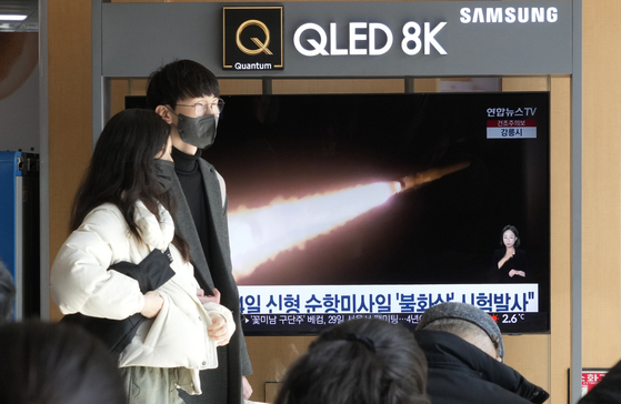A TV screen shows a file image of a North Korean missile launch during a news program at the Seoul Railway Station in Seoul on Sunday. [AP/YONHAP]