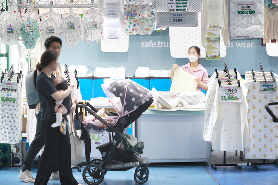 Visitors look around baby essentials and products at a baby fair hosted at Setec convention hall in Gangnam District, southern Seoul, in June last year. [YONHAP] 