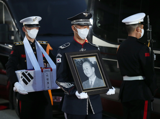 The Ministry of National Defense honor guards carry the remains of independence activist Lee Han-ho returned from Switzerland to Korea at Incheon International Airport on Nov. 15, 2022. Lee carried out independence movements in the Jiandao region of China in 1919 against the Japanese occupation of Korea. [NEWS1]