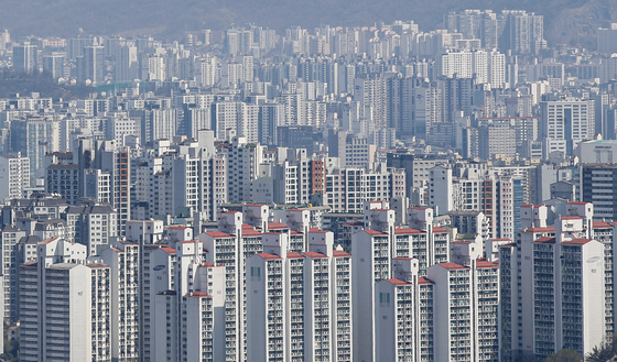 Apartments in the central Seoul area, as seen from Namsan in March last year. [NEWS1]