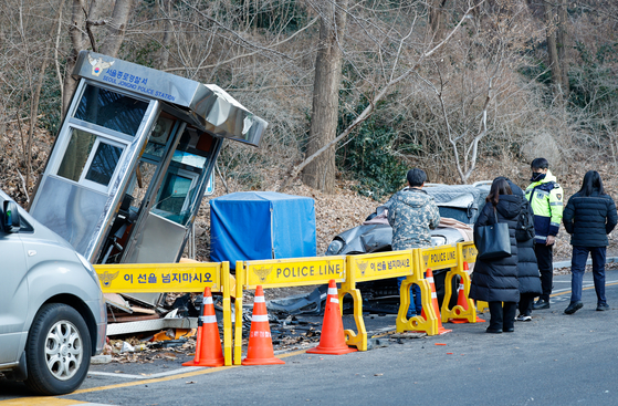 A damaged police guard post in front of the Russian ambassador's residence in Jongno District, central Seoul, after a sports utility vehicle crashed into the post on Sunday night. [NEWS1] 