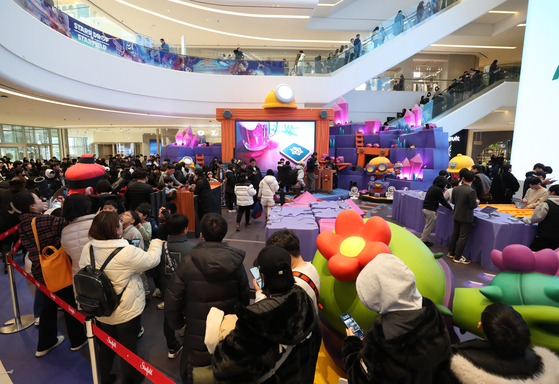 Visitors crowded Starfield Suwon on its opening day on Friday. [NEWS1]