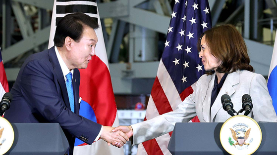 Korean President Yoon Suk Yeol, left, and U.S. Vice President Kamala Harris shake hands at a joint press conference at NASA's Goddard Space Flight Center in Greenbelt, Maryland, on April 25, 2023. [JOINT PRESS CORPS]