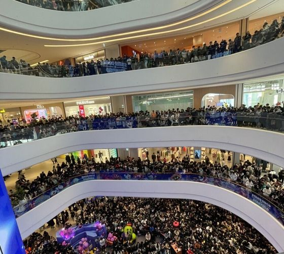 Onlookers crowded five floors at Starfield Suwon on Saturday to get a glimpse of a popup event for online game Brawl Stars. [SCREEN CAPTURE]