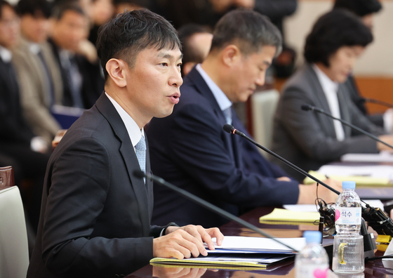 Financial Supervisory Service Gov. Lee Bok-hyun speaks in a meeting in central Seoul on Jan. 25. [NEWS1]
