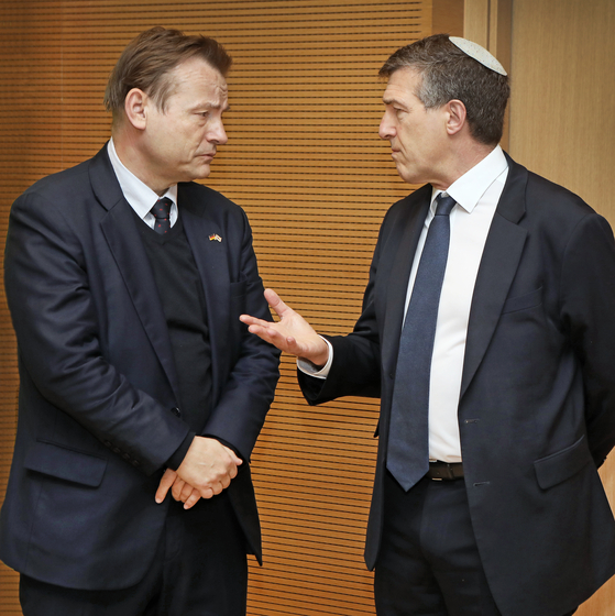 Israeli Ambassador to Korea Akiva Tor, right, speaks to German Ambassador to Korea Georg Schmidt at a ceremony marking International Holocaust Remembrance Day at the Goethe-Institut in Yongsan District, central Seoul, on Monday. [PARK SANG-MOON]