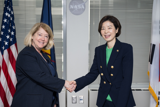 First Vice Science Minister Cho Seong-kyung, right, and Pam Melroy, deputy administrator of the National Aeronautics and Space Agency (NASA), shake hands on Jan. 23 at the Mary W. Jackson NASA headquarters building in Washington during Cho’s visit to the United States. [MINISTRY OF SCIENCE AND ICT]