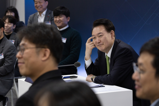 President Yoon Suk Yeol attends the public debate on digital technology at the 2nd Pangyo Techno Valley in Gyeonggi on Tuesday. [PRESIDENTIAL OFFICE]