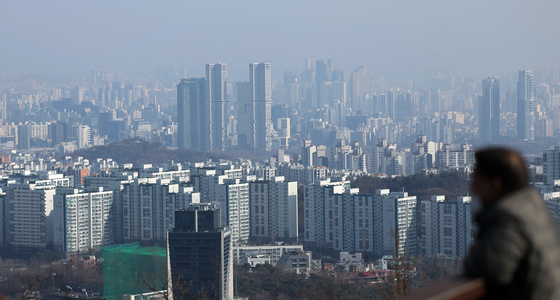 A bird's eye view of buildings and apartment complexes seen from Namsan in downtown Seoul on Tuesday [NEWS1]
