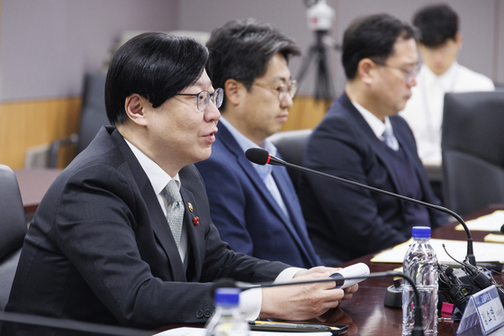 Financial Services Commission Vice Chairman Kim So-young speaks in a meeting to discuss policies aimed to resolve the so-called Korea discount in central Seoul on Tuesday. [YONHAP]