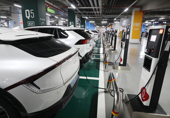 An EV charging station at a supermarket in Seoul [YONHAP]
