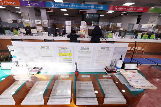 Paper forms for administrative services are stacked at a district office in Dongjak District, southern Seoul, on Tuesday. The Ministry of the Interior and Safety and the Presidential Committee on the Digital Platform Government that day announced that the government aims to make requesting 1,498 types of administrative services hassle-free without the need to fill out paper documentation. [YONHAP]