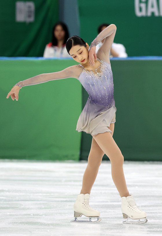 Shin Ji-a competes in the women’s single skate at the Gangwon 2024 Youth Olympics at the Gangneung Ice Arena in Gangneung, Gangwon on Tuesday. [NEWS1]