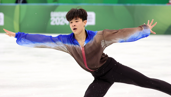 Korea's Kim Hyun-gyeom competes in the men's singles free skate at the Gangwon 2024 Youth Olympics at the Gangneung Ice Arena in Gangneung, Gangwon on Monday.  [NEWS1]