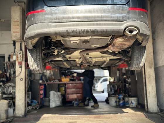 A car is repaired at an auto repair shop in Samjeon-dong, Songpa District. Park Seong-sam, the owner and sole-mechanic of the store, plans to shut down his business. [CHEON KWON-PIL]