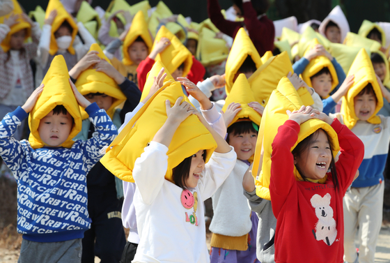 Kindergarteners in Daegu take part in a fire drill on Oct. 30. [NEWS1] 