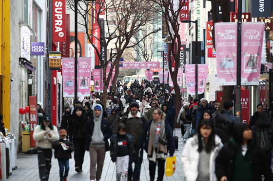 Tourists walk the streets of Myeong-dong in Jung District, central Seoul, on Jan. 16. [NEWS1] 