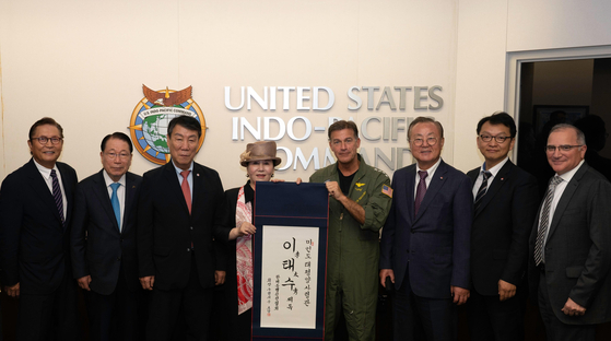 The ROK-US Alliance Friendship Association and the Korea-US Alliance Foundation said Tuesday that their representatives had presented Adm. John Aquilino, commander of the United States Indo-Pacific Command, with a calligraphy scroll bearing his Korean name at the command’s headquarters in Hawaii on Friday (local time). According to the foundation, Aquilino’s Korean name, Lee Tae-soo, signifies his role as “the admiral charged with protecting the world’s largest ocean.” [U.S. INDO-PACIFIC COMMAND]