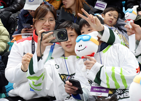 Deputy Minister of Culture, Sports and Tourism Jang Mi-ran takes a selfie with a tourist from China at Gangneung Hockey Centre in Gangneung, Gangwon on Wednesday. [NEWS1]