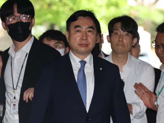 Independent lawmaker Youn Kwan-suk, who left the Democratic Party last year, appears at the court in August 2023. [YONHAP]