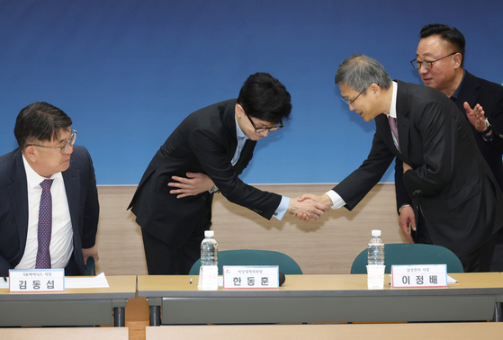 People Power Party interim leader Han Dong-hoon shakes hand with Samsung Electronics president Lee Jung-bae with SK hynix president Kim Dong-sub sitting on the left, in Suwon on Wednesday. [YONHAP]