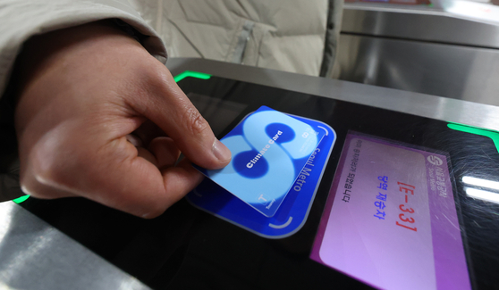 A commuter taps in with the Climate Card to enter City Hall Station in downtown Seoul on Monday. [JOINT PRESS CORPS] 