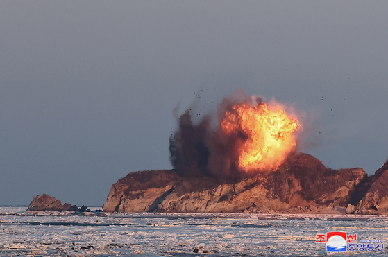 A Hwasal-2 cruise missile strikes a target on a rocky outcrop on the western coast of North Korea on Tuesday in this photo released by Pyongyang's Korean Central News Agency on Wednesday. [YONHAP]