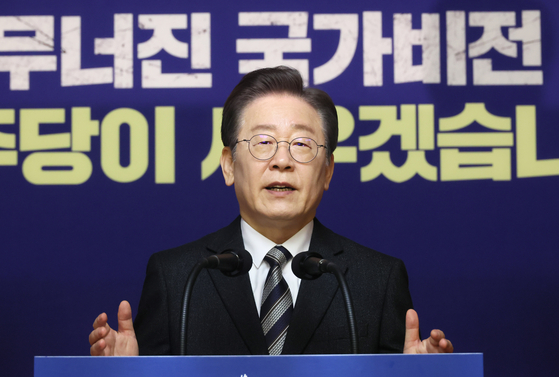 Democratic Party leader Lee Jae-myung speaks during his New Year’s press conference at the National Assembly in Yeouido, western Seoul, on Wednesday. [YONHAP]