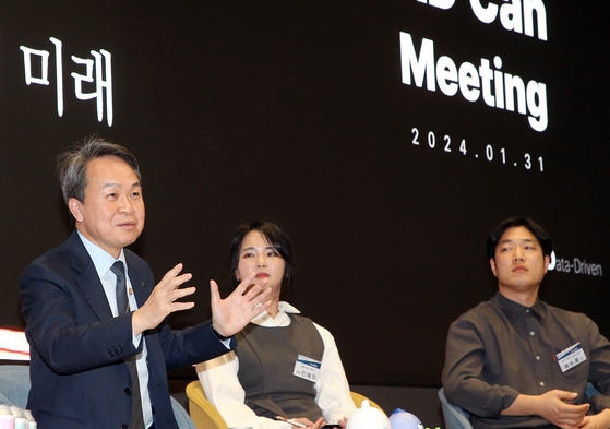 Shinhan Financial Group Chairman Jin Ok-dong, far left, speaks during a meeting with Shinhan executives and employees held on Wednesday at the Shinhan Financial Group’s headquarters in Jung District, central Seoul. [SHINHAN FINANCIAL GROUP]