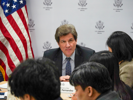 U.S. Under Secretary of State for Economic Growth, Energy, and the Environment Jose Fernandez speaks with reporters at the U.S. Embassy in Seoul on Thursday. [US EMBASSY IN SEOUL]