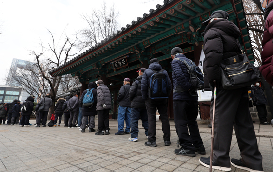 Older people line up to receive meals at a soup kitchen set up in Tapgol Park, Jongro District, on Jan. 11. [NEWS1]