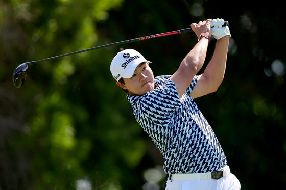 Kim Seong-hyeon plays his shot from the fifth tee during the third round of the Sony Open in Hawaii at Waialae Country Club in Honolulu, Hawaii on Jan. 13. [GETTY IMAGES] 