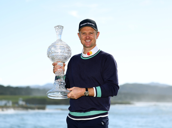 Justin Rose of England poses with the trophy on the 18th green during the continuation of the final round of the AT&T Pebble Beach Pro-Am at Pebble Beach Golf Links on Feb. 6, 2023 in Pebble Beach, California. [GETTY IMAGES]