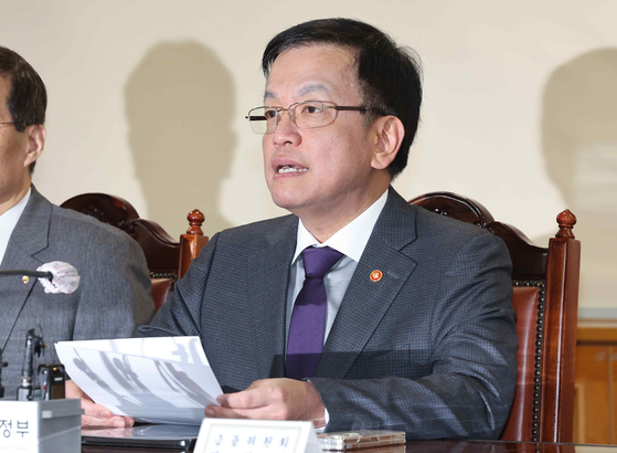 Finance Minister Choi Sang-mok speaks during an emergency macroeconomic meeting in Seoul on Thursday. [YONHAP]
